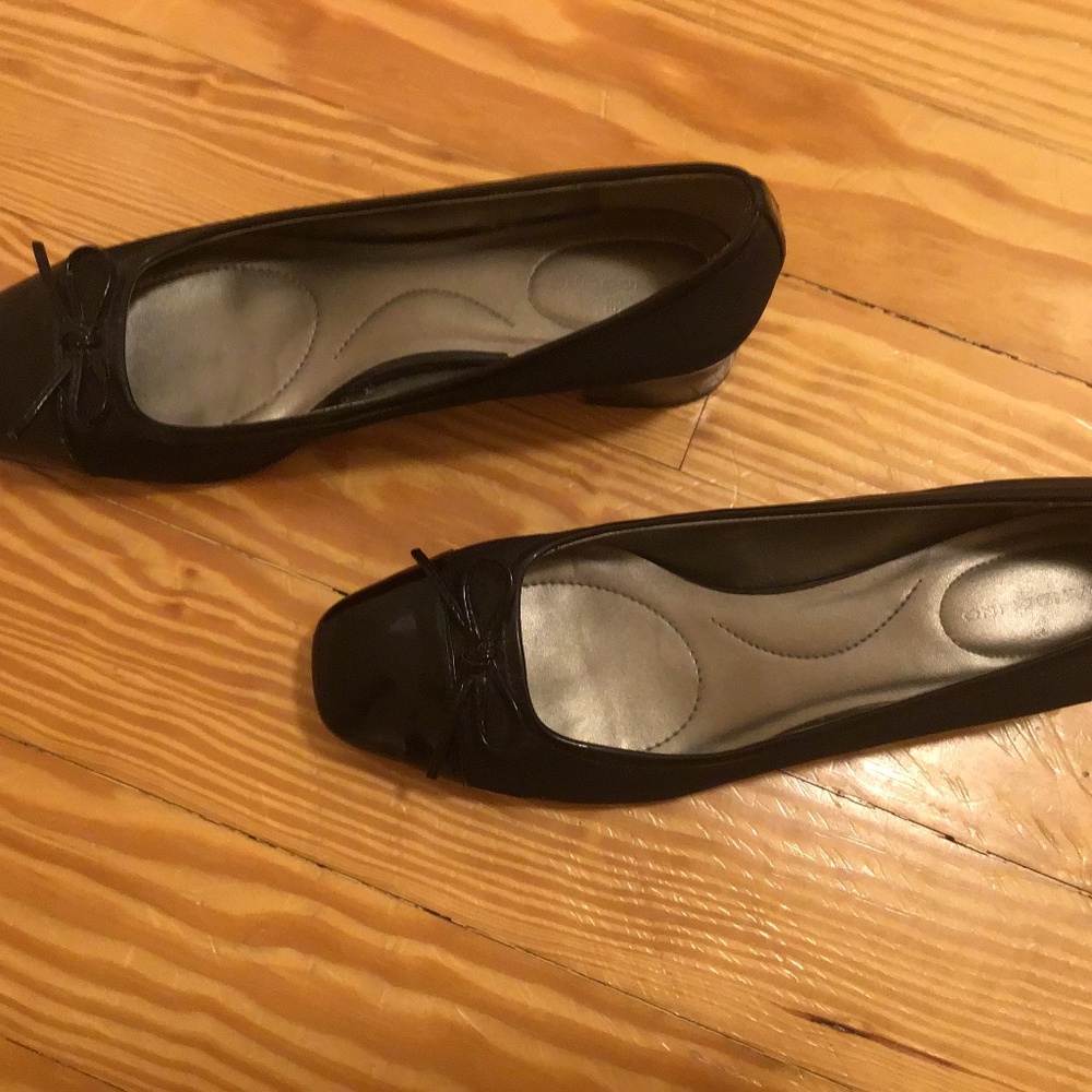 Bandolino Black Pumps - Suede with Patent Toe - Size 8M - Never Worn - Picture 3 of 7